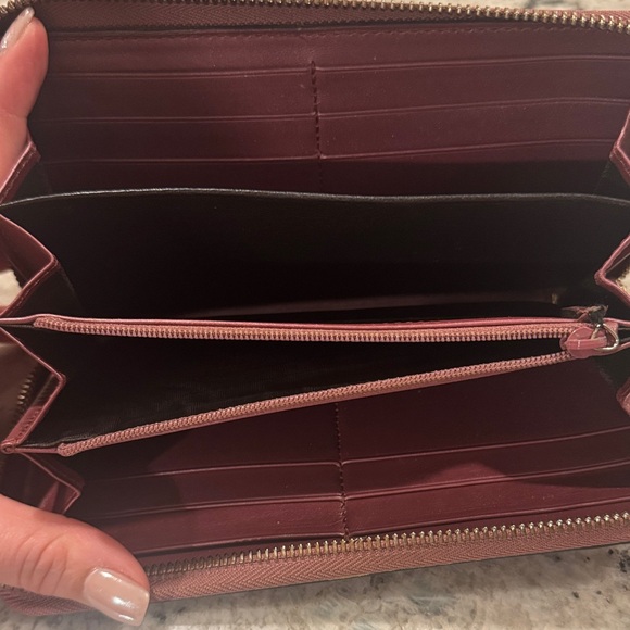 Gucci Metallic Rose Signature Zip Wallet - Picture 4 of 8
